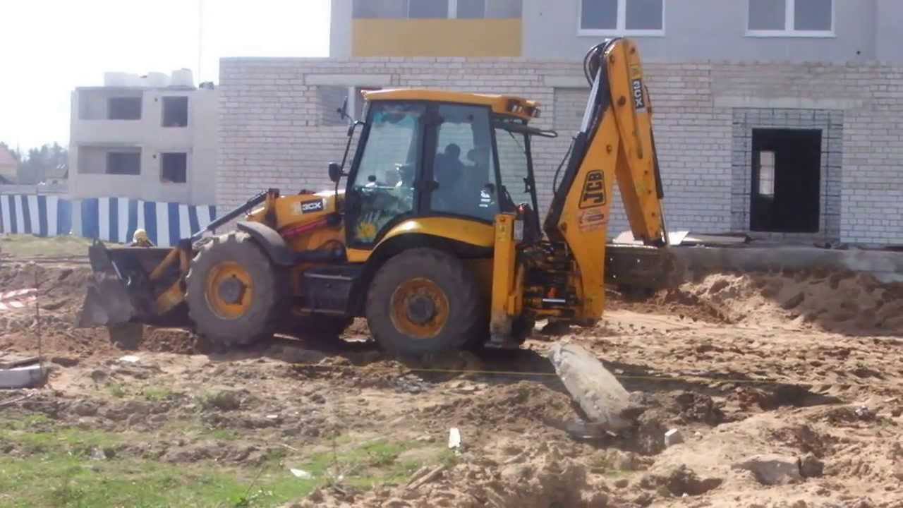 JCB на стройке дома