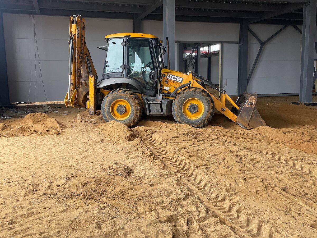 JCB в ангаре